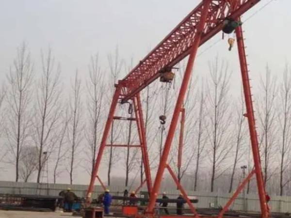 龙门吊门式起重机作业时如何确保下方人员的安全？